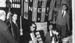 Mario Frati con la fisarmonica alla Festa dell'Inter