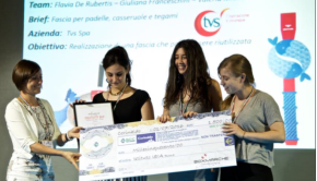 Premiazione 1° classificato – da sinistra: Ilaria Tancini (Tvs Spa), le tre ragazze vincitrici del concorso Flavia De Rubertis, Giuliana Franceschini e Valeria Michetti